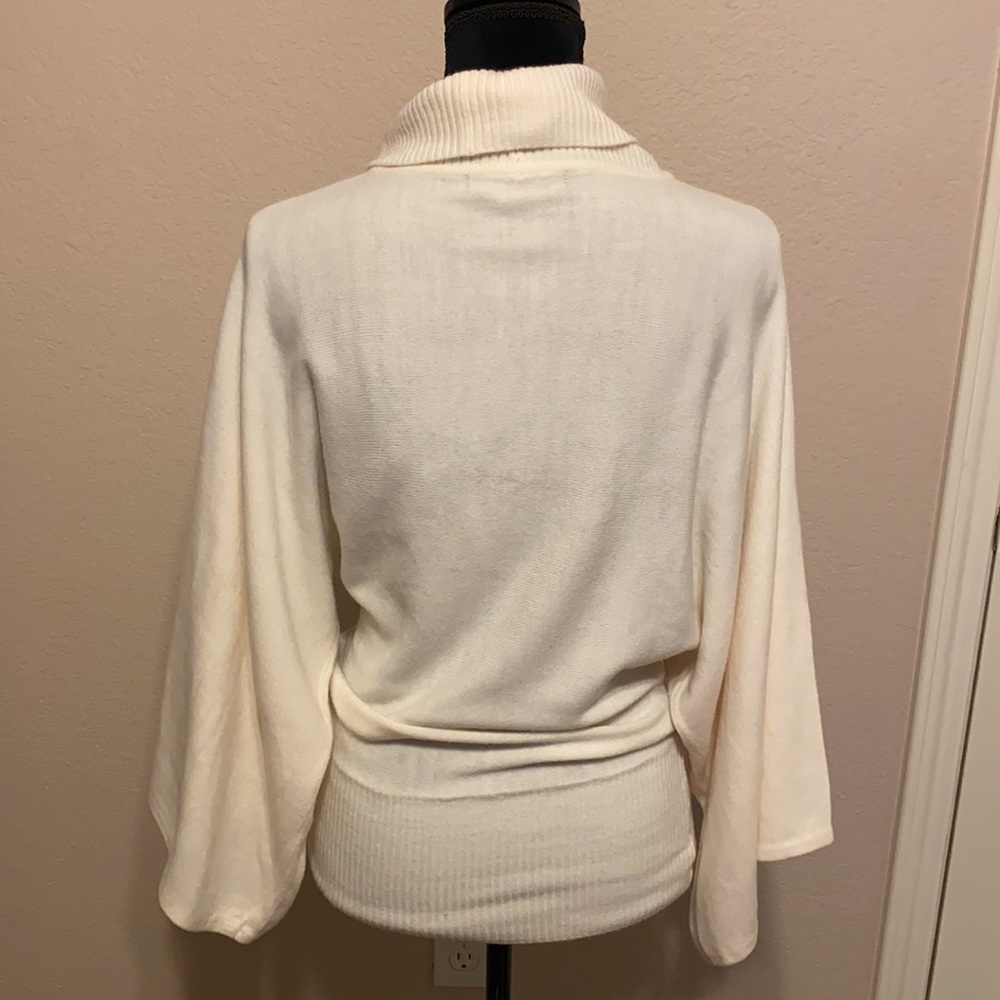 ❤️2 for $10 White Oversized Sleeve Top - Picture 2 of 9